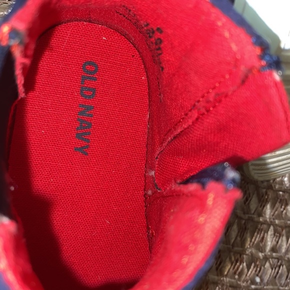 Old navy toddlers shoes size 6 items $8 ARE BOGO free. Bundle for discount - Picture 6 of 7
